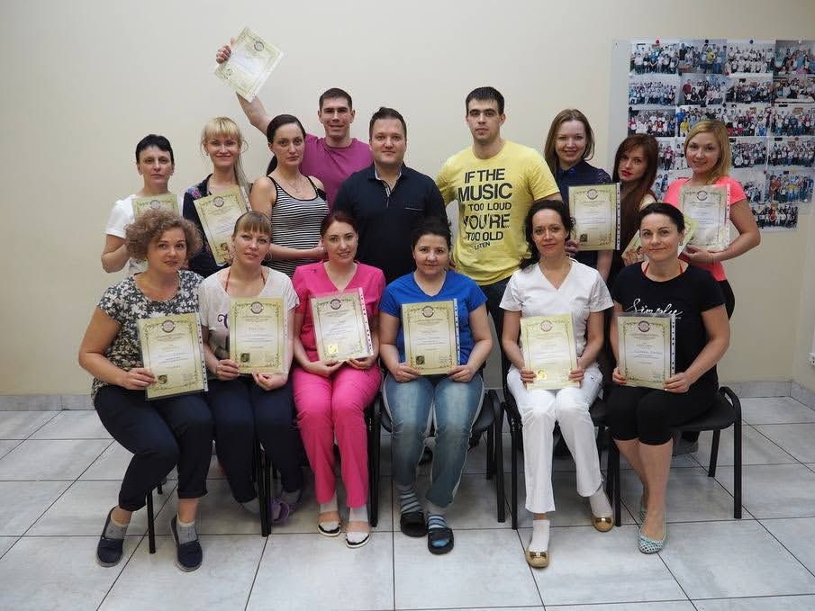 Большая группа выпускников с сертификатами